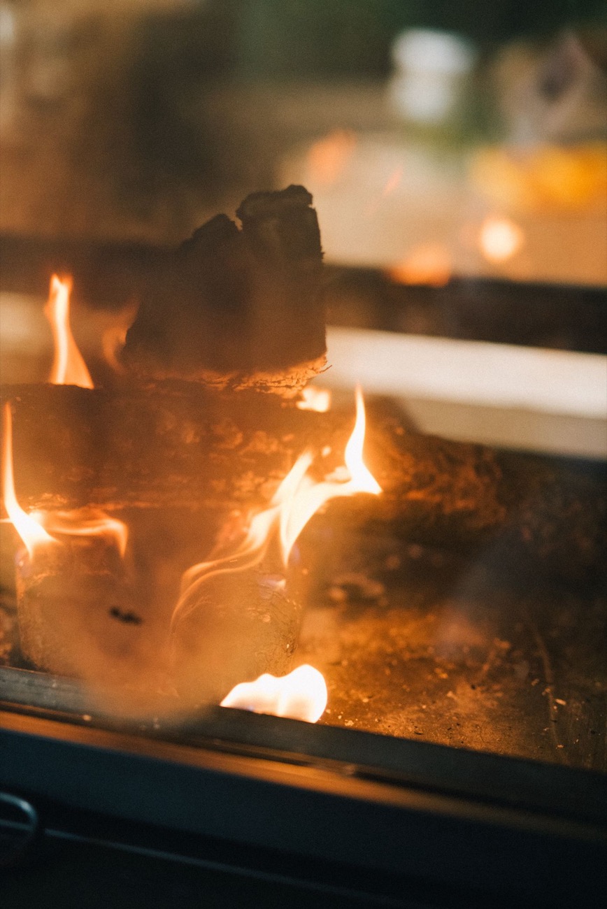 Flammes vues en gros plan derrière la vitre d'un poêle